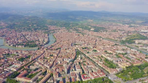 Verona, Italien. Flyger över den historiska stadskärnan. Hustak, sommar. 4K — Stockvideo