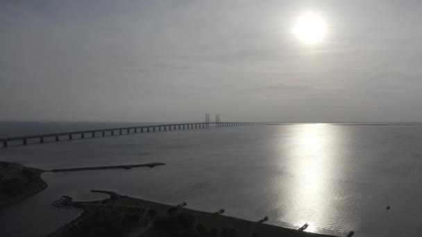 Oresundský můstek. Dlouhý tunel a most s umělým ostrovem mezi Švédskem a Dánskem... 4k — Stock video