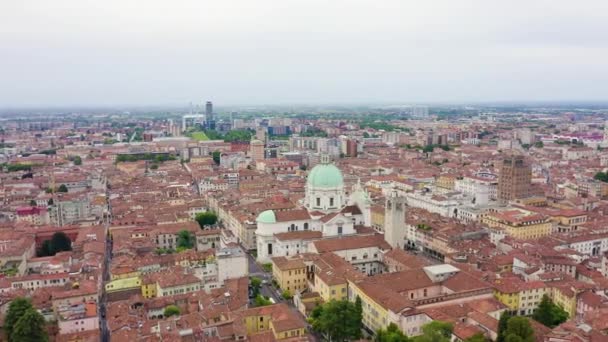 Brescia, İtalya. Santa Maria Assunta Katedrali. Bulutlu havada şehrin üzerinde uçmak. 4K — Stok video