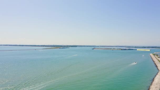 Benátky, Itálie. Celkový pohled na město a ostrovy Benátky. Benátská laguna. Jasné slunečné počasí. 4K — Stock video