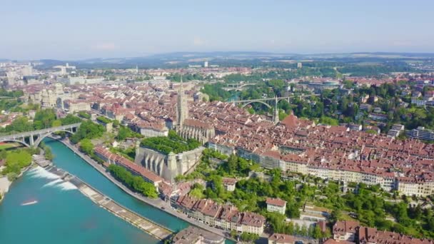 スイスのベルン。歴史的な街の中心部、一般的なビューは、川です。4K — ストック動画