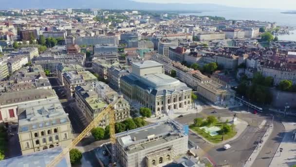 Ginebra, Suiza. Vuelo sobre la parte central de la ciudad. Gran Teatro de Ginebra. 4K — Vídeo de stock