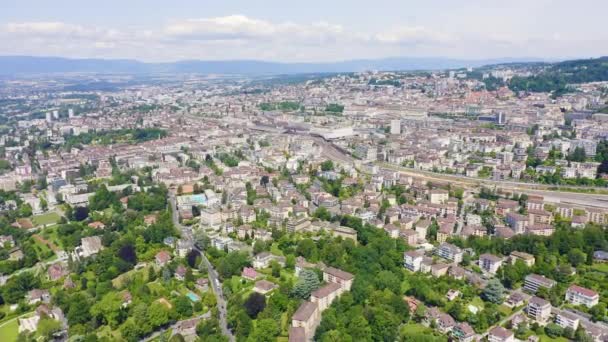 Lausanne, Schweiz. Flug über den zentralen Teil der Stadt. Das Ufer des Genfer Sees. 4K — Stockvideo