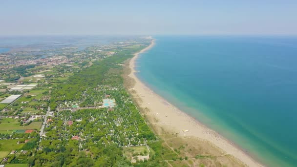 Venedik, İtalya. Punta Sabbioni plajları. Cavallino-Treporti. Açık güneşli hava. 4K — Stok video