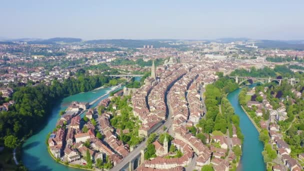 スイスのベルン。歴史的な街の中心部、一般的なビューは、アレー川。4K — ストック動画