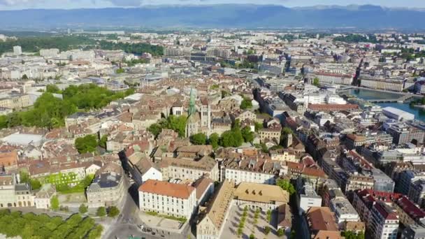 Женева, Швейцария. Летающие над центральной частью города в утренние часы. 4K — стоковое видео