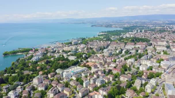 Lausanne, Schweiz. Flug über den zentralen Teil der Stadt. Das Ufer des Genfer Sees. 4K — Stockvideo