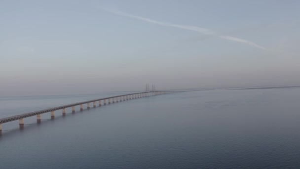 Ponte di Oresund. Un ponte lungo tunnel con un'isola artificiale tra Svezia e Danimarca.. 4K — Video Stock