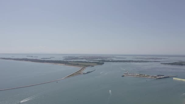 Benátky, Itálie. Celkový pohled na město a ostrovy Benátky. Benátská laguna. Jasné slunečné počasí. 4K — Stock video