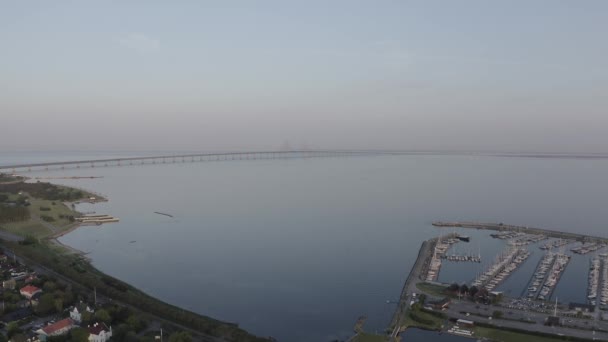 Puente Oresund. Un puente de túnel largo con una isla artificial entre Suecia y Dinamarca.. 4K — Vídeos de Stock