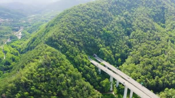 Italia, Provincia de La Spezia, A12. Ruta europea E80 (autopista transeuropea o TEM). Sección de montaña con puentes y túneles. 4K — Vídeos de Stock