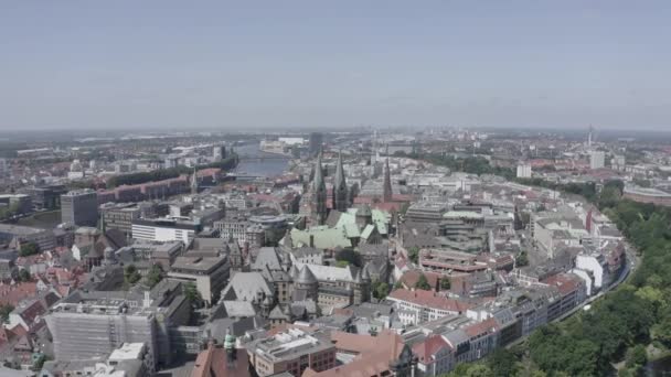 Bremen, Duitsland. Het historische deel van Bremen, de oude stad. Kathedraal van Bremen (St. Petri Dom Bremen). Weergeven tijdens de vlucht. 4k — Stockvideo
