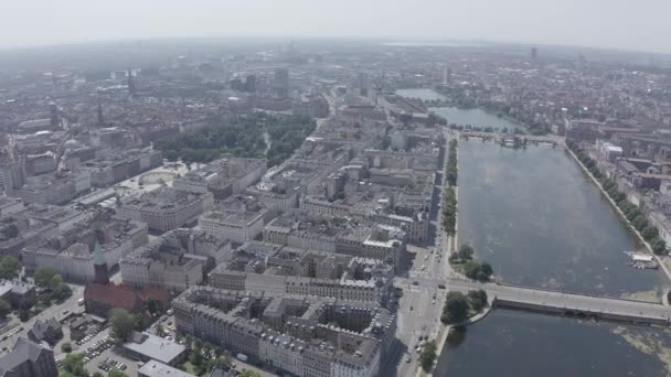 Копенгаген, Дания. Центральная историческая часть города, городские крыши и Копенгагенские озера. Вид с воздуха. 4K — стоковое видео