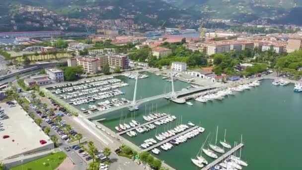 La Spezia, Itálie. Most Thaon di Revel. Pohled shora. 4K — Stock video