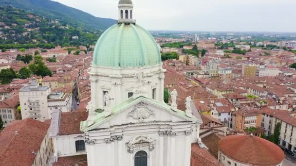 Brescia, Italien. Katedralen Santa Maria Assunta. Flyg över staden i molnigt väder. 4K — Stockvideo