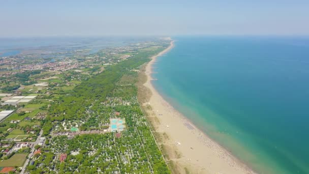 Venedig, Italien. Stränder på Punta Sabbioni. Cavallino-Treporti. Klart soligt väder. 4K — Stockvideo