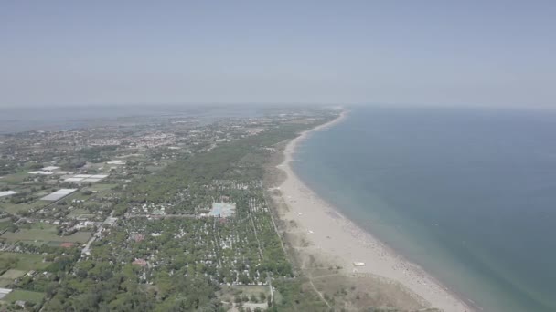 Venedik, İtalya. Punta Sabbioni plajları. Cavallino-Treporti. Açık güneşli hava. 4K — Stok video