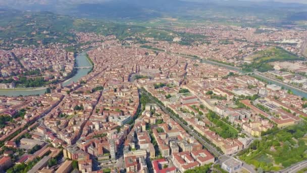 Verona, İtalya. Tarihi şehir merkezinin üzerinde uçuyor. Evlerin çatıları, yazlar. 4K — Stok video