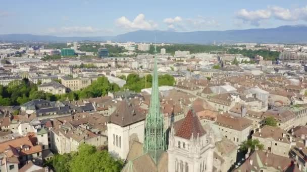 Ginebra, Suiza. Vuelo sobre la ciudad. Catedral de Ginebra. 4K — Vídeos de Stock