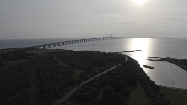 Puente Oresund. Un largo túnel y puente con una isla artificial entre Suecia y Dinamarca.. 4K — Vídeos de Stock