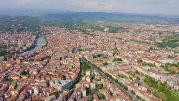 Verona, Italia. Terbang di atas pusat kota bersejarah. Atap rumah, musim panas. 4K — Stok Video