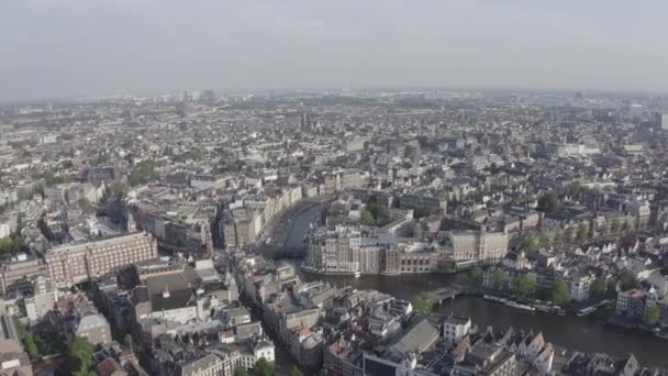 Amesterdão, Países Baixos. Voando sobre os telhados da cidade. A parte histórica da cidade com canais de navegação urbana. 4K — Vídeo de Stock