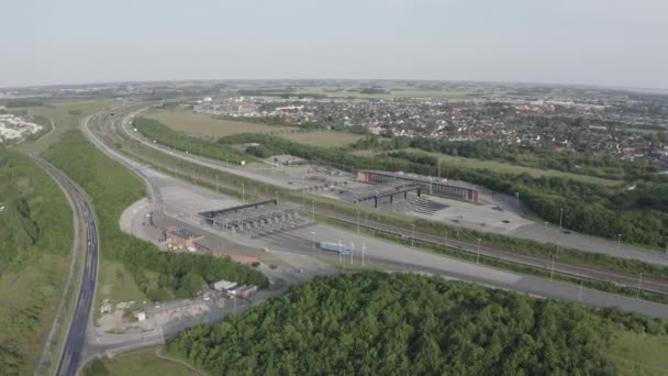 Malmö, Sverige. Bil betalnings punkt. Öresundsbron. En lång tunnel och bro med en konstgjord ö mellan Sverige och Danmark. 4K — Stockvideo