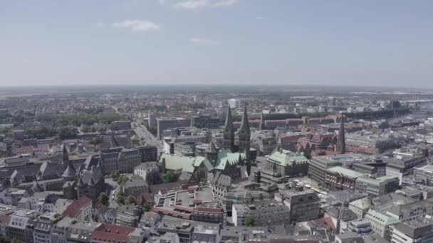 Bremen, Németország. Bréma történelmi része, az óváros. Brémai katedrális (St. Petri Dom Bremen). Kilátás a repülésre. 4k — Stock videók