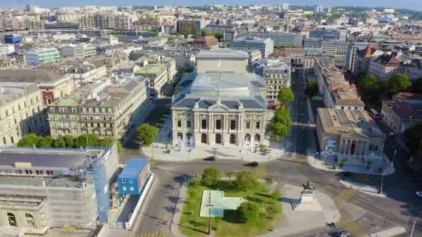 Genève, Schweiz. Flyg över den centrala delen av staden. Grand Theater i Genève. 4K — Stockvideo