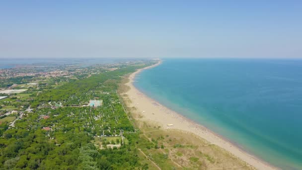 Wenecja, Włochy. Plaże Punta Sabbioni. Cavallino-Treporti. Czysta słoneczna pogoda. 4K — Wideo stockowe