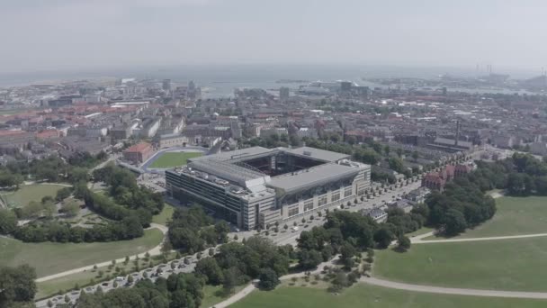Копенгаген, Данія. Паркський стадіон (Telia Parken) — стадіон у Копенгагені. Місце проведення матчів УЄФА Євро 2020. Вид з повітря. 4K — стокове відео