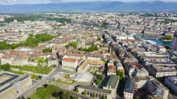 Ženeva, Švýcarsko. V dopoledních hodinách letí nad centrální částí města. 4K — Stock video