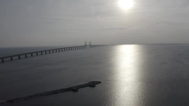 Oresundský můstek. Dlouhý tunel a most s umělým ostrovem mezi Švédskem a Dánskem... 4k — Stock video