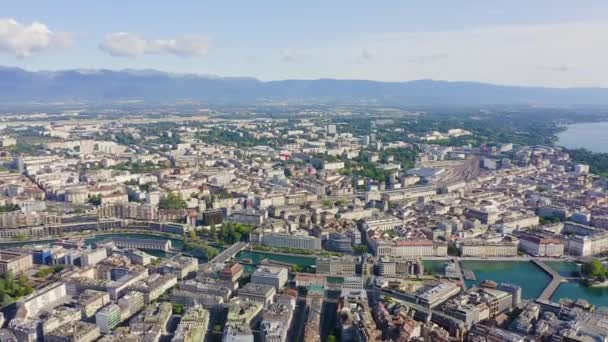 Ženeva, Švýcarsko. Let nad centrální částí města. Ženevské jezero. 4K — Stock video