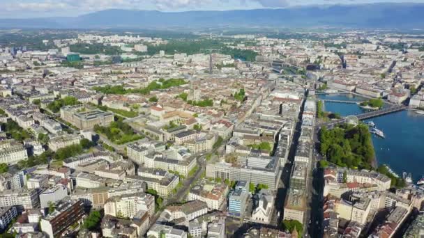 Genewa, Szwajcaria. Latanie nad centralną częścią miasta w godzinach porannych. 4K — Wideo stockowe
