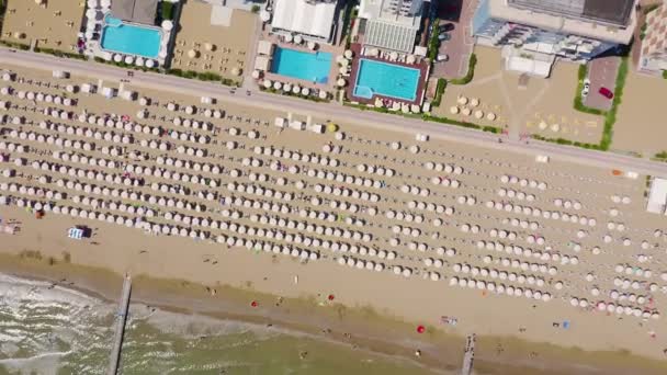 이탈리아,헤 솔로. 리도 디헤 졸로 (Lido di Jesolo, Jesolo Lido) 는 베네치아 주헤 솔로 시의 해변 지역이다. 4K — 비디오