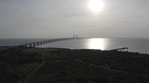 Jembatan Oresund. Sebuah terowongan panjang dan jembatan dengan pulau buatan antara Swedia dan Denmark.. 4K — Stok Video