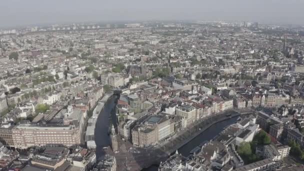 Ámsterdam, Países Bajos. Volando sobre los tejados de la ciudad. La parte histórica de la ciudad con canales de transporte urbano. 4K — Vídeo de stock