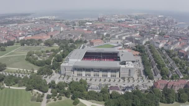 コペンハーゲン、デンマーク。パーケンスタジアム(テリア・パーケン)はコペンハーゲンのスタジアムです。試合の会場はUefaユーロ2020。航空写真。4k — ストック動画