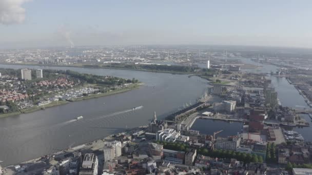 Antwerp, Belçika. Tarihi şehrin çatıları üzerinde uçuyor. Schelde (Esco) nehri. Şehrin sanayi bölgesi. 4K — Stok video