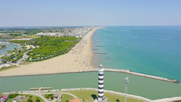 이탈리아,헤 솔로. 리도 디헤 졸로 (Lido di Jesolo, Jesolo Lido) 는 베네치아 주헤 솔로 시의 해변 지역이다. 4K — 비디오