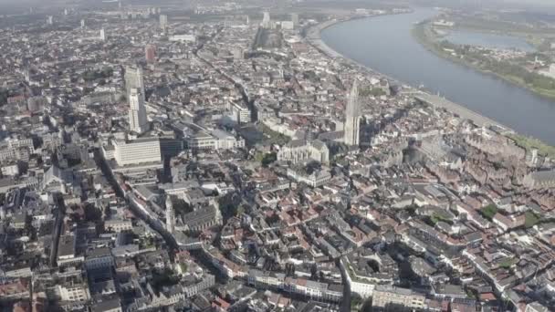 Amberes, Bélgica. Volando sobre los tejados de la ciudad histórica. Río Schelde (Esco). Catedral de Nuestra Señora de Amberes. (Onze-Lieve-Vrouwekathedraal Antwerpen). 4K — Vídeos de Stock