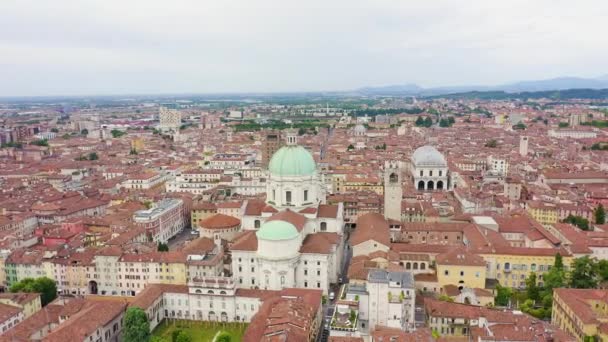 Μπρέσια, Ιταλία. Καθεδρικός ναός της Santa Maria Assunta. Πτήση πάνω από την πόλη με συννεφιά. 4K — Αρχείο Βίντεο