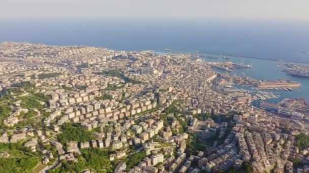 Génova, Italia. Parte central de la ciudad, vista aérea. Naves en el puerto. 4K — Vídeos de Stock