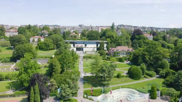 Lausanne, Schweiz - 13 juli 2019: Olympiska museet. Kusten vid Genèvesjön.. 4K — Stockvideo