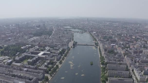 Copenhague, Dinamarca. Centro histórico de la ciudad, techos de la ciudad y lagos de Copenhague. Vista aérea. 4K — Vídeos de Stock