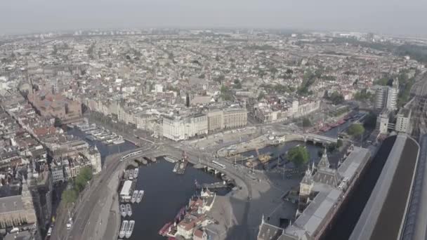 Amsterdam, Paesi Bassi. Volare sui tetti della città. Stazione centrale di Amsterdam (Amsterdam Centraal). 4K — Video Stock