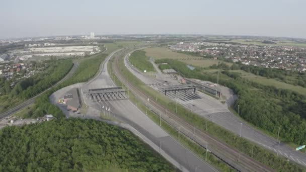 Malmo, Suécia. Ponto de pagamento do carro. Ponte de Oresund. Um longo túnel e ponte com uma ilha artificial entre a Suécia e a Dinamarca. 4K — Vídeo de Stock