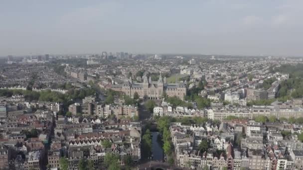 Amsterdam, Hollanda. Müze ( Rijksmuseum ). XiX yüzyılın ın binası. Şehrin çatılarında uçuyor. 4k — Stok video