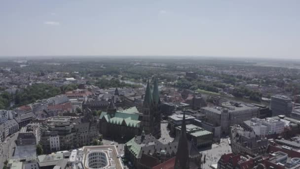 Bremen, Niemcy. Zabytkowa część Bremy, starego miasta. Katedra w Bremie (St. Petri dom Bremen). Zobacz w locie. 4K — Wideo stockowe